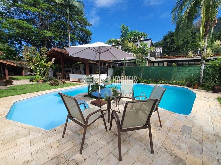 Casa com 6 dormitórios, piscina e quiosque com churrasqueira