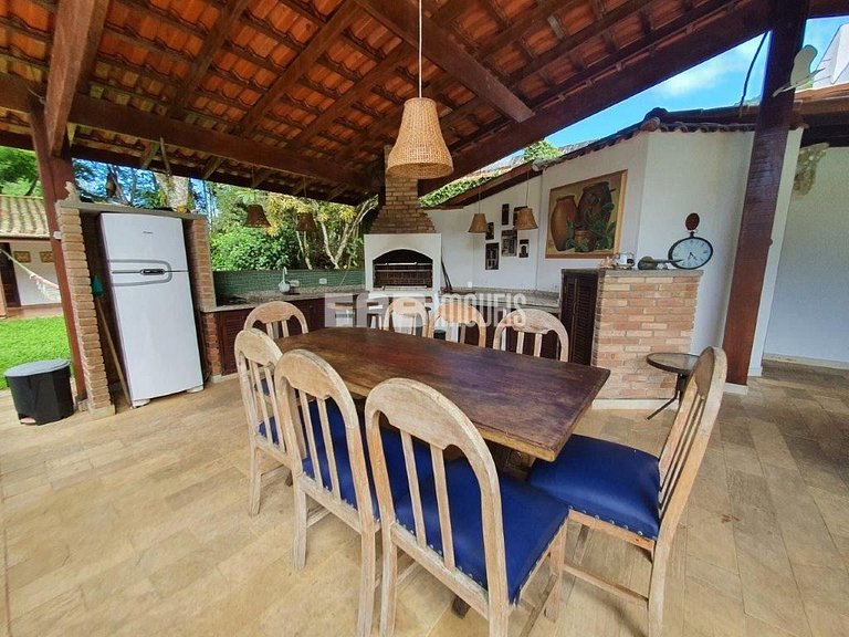 Casa com 6 dormitórios, piscina e quiosque com churrasqueira