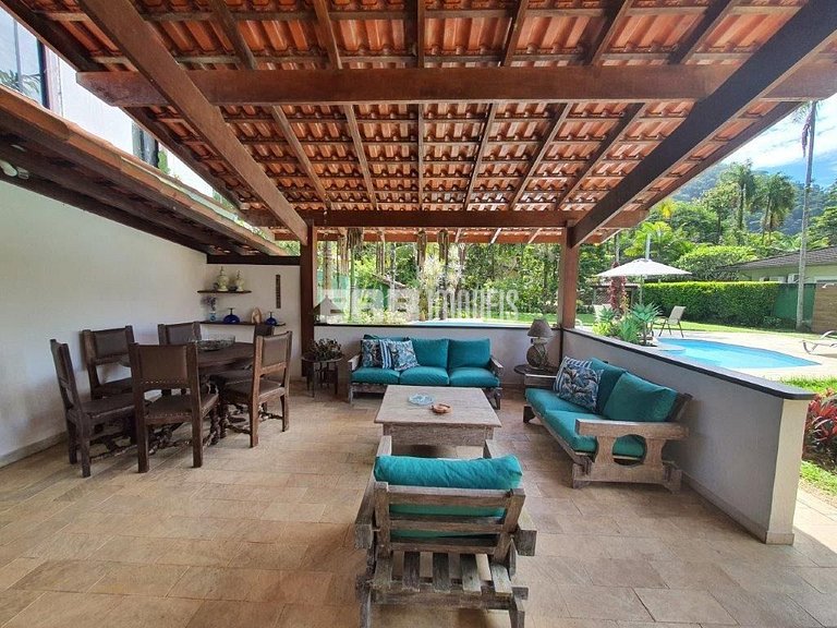 Casa com 6 dormitórios, piscina e quiosque com churrasqueira