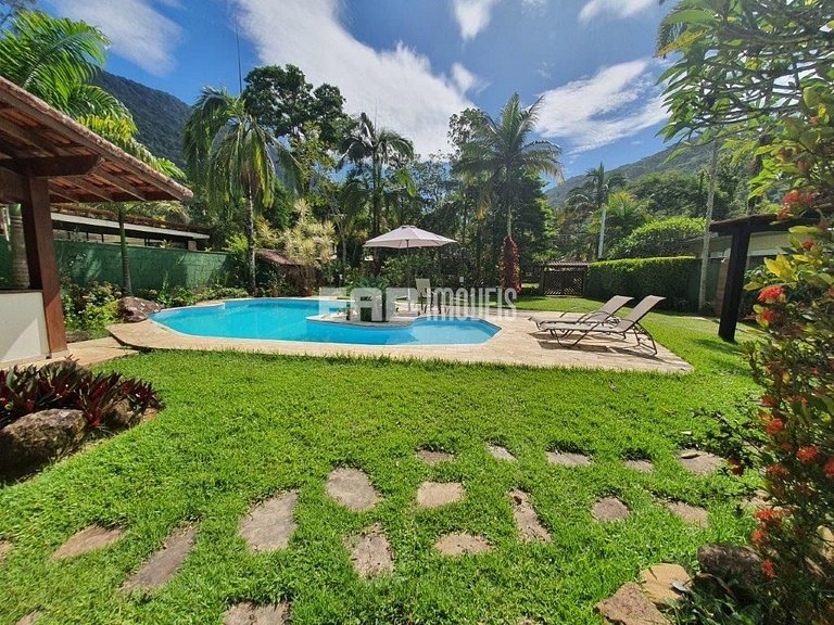 Casa com 6 dormitórios, piscina e quiosque com churrasqueira