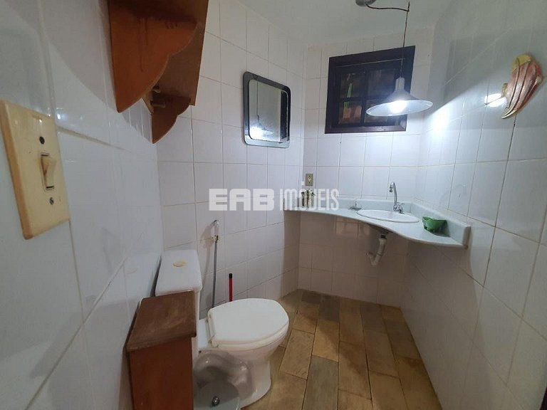 Casa com 6 dormitórios, piscina e quiosque com churrasqueira