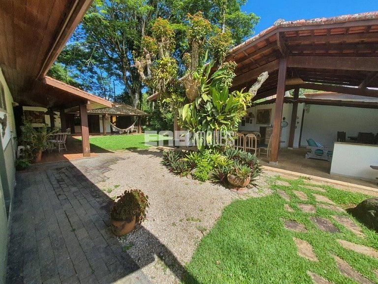 Casa com 6 dormitórios, piscina e quiosque com churrasqueira
