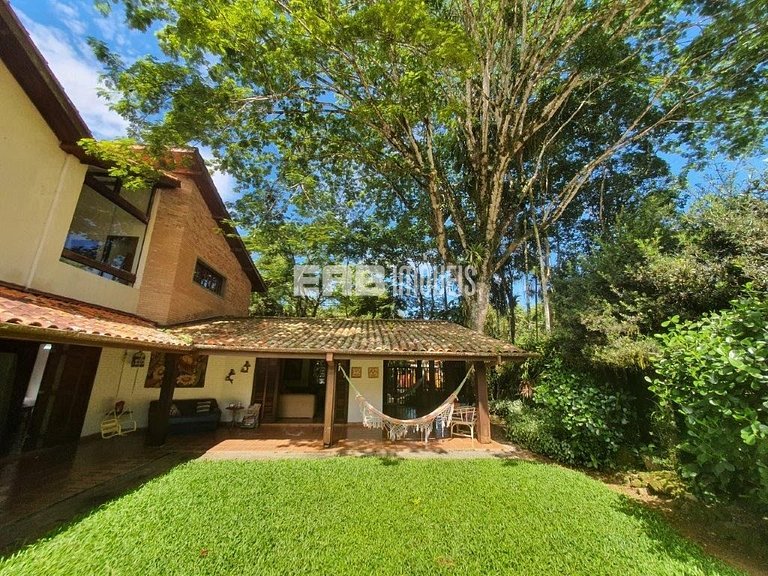 Casa com 6 dormitórios, piscina e quiosque com churrasqueira