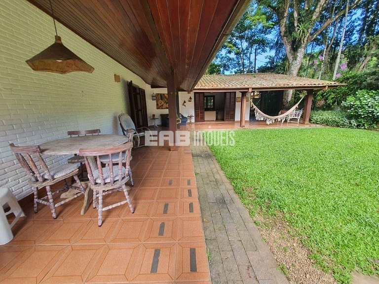 Casa com 6 dormitórios, piscina e quiosque com churrasqueira