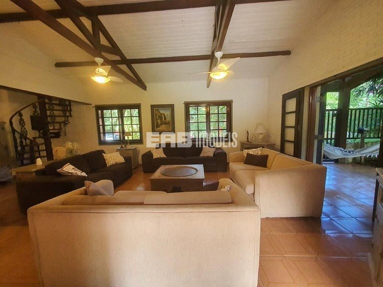 Casa com 6 dormitórios, piscina e quiosque com churrasqueira