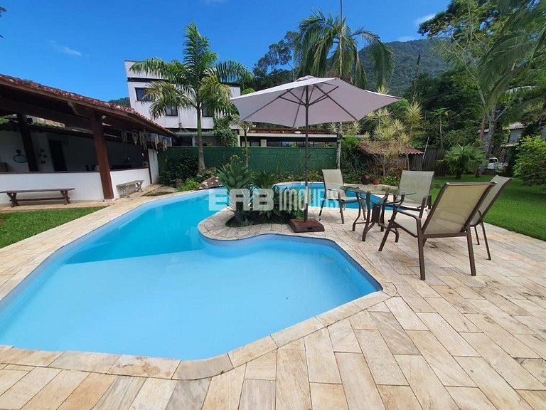 Casa com 6 dormitórios, piscina e quiosque com churrasqueira