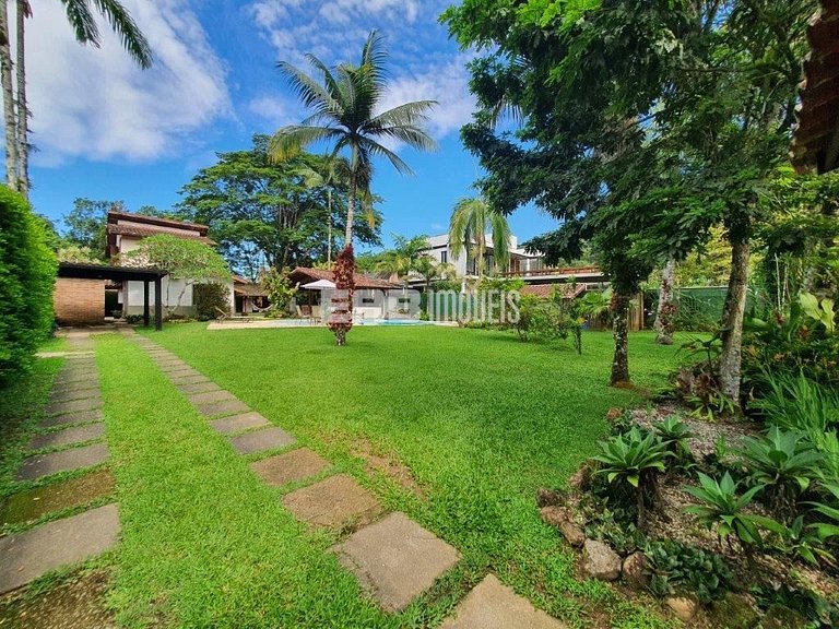 Casa com 6 dormitórios, piscina e quiosque com churrasqueira