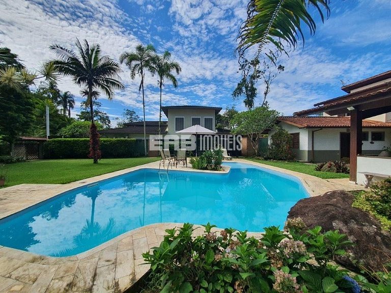 Casa com 6 dormitórios, piscina e quiosque com churrasqueira