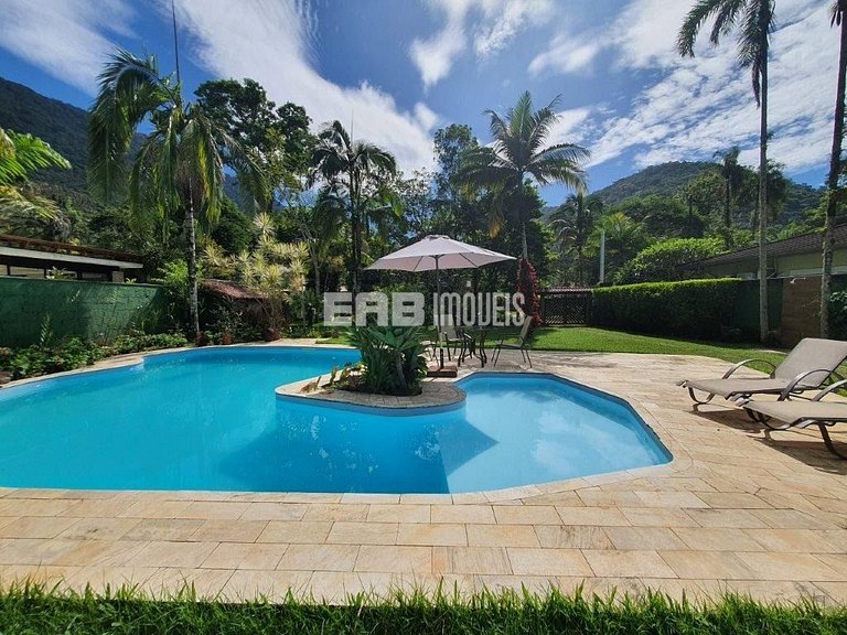 Casa com 6 dormitórios, piscina e quiosque com churrasqueira