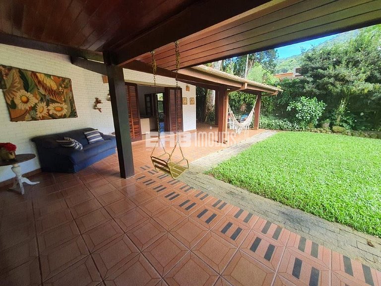 Casa com 6 dormitórios, piscina e quiosque com churrasqueira