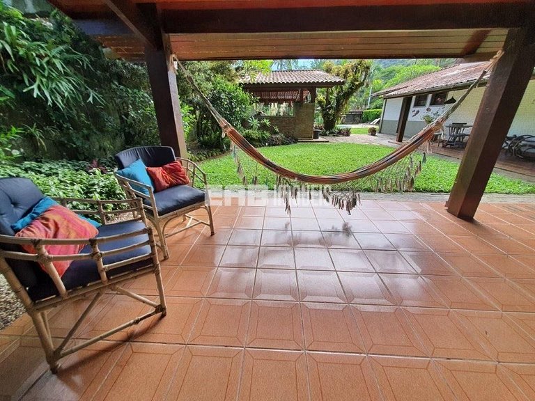 Casa com 6 dormitórios, piscina e quiosque com churrasqueira