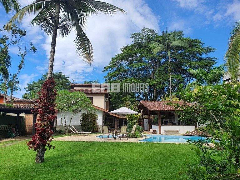 Casa com 6 dormitórios, piscina e quiosque com churrasqueira