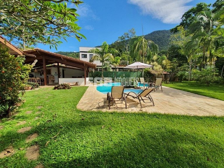 Casa com 6 dormitórios, piscina e quiosque com churrasqueira