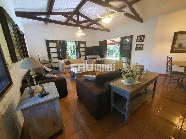 Casa com 6 dormitórios, piscina e quiosque com churrasqueira