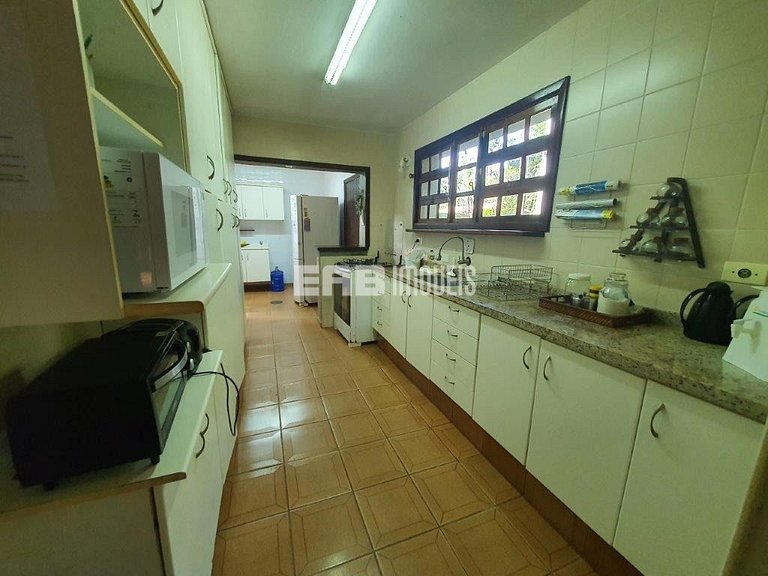 Casa com 6 dormitórios, piscina e quiosque com churrasqueira