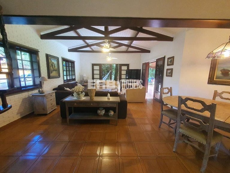 Casa com 6 dormitórios, piscina e quiosque com churrasqueira