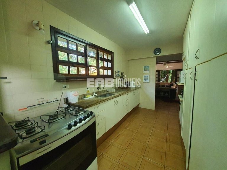 Casa com 6 dormitórios, piscina e quiosque com churrasqueira