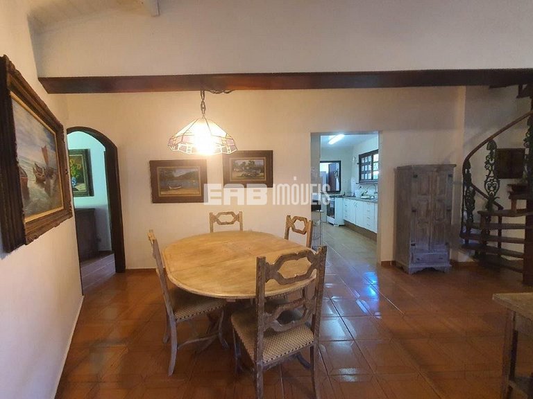 Casa com 6 dormitórios, piscina e quiosque com churrasqueira