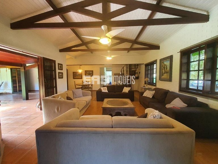 Casa com 6 dormitórios, piscina e quiosque com churrasqueira