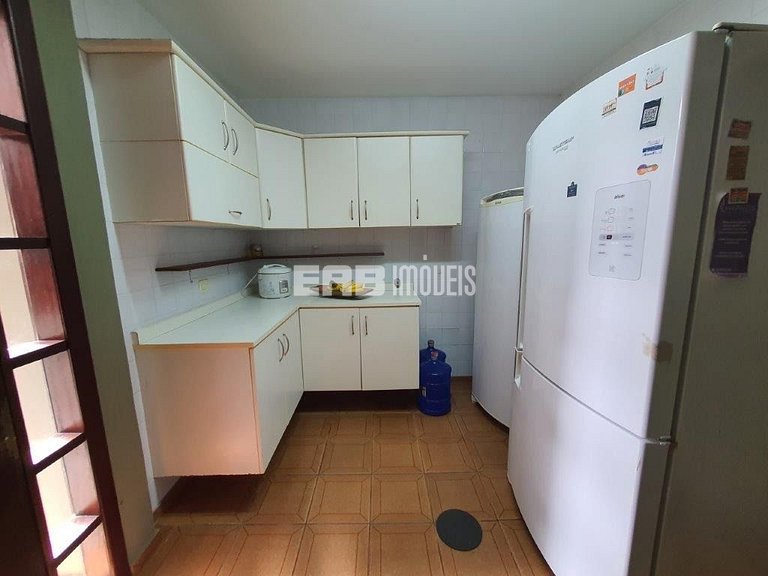 Casa com 6 dormitórios, piscina e quiosque com churrasqueira