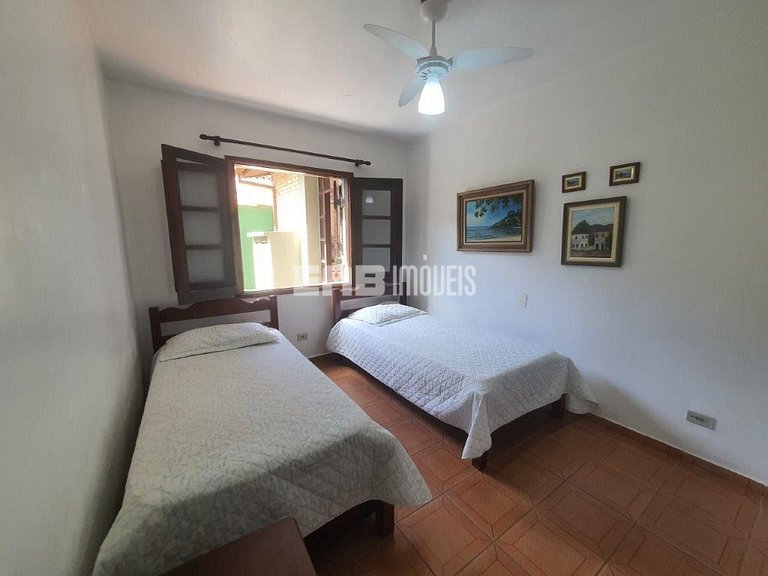 Casa com 6 dormitórios, piscina e quiosque com churrasqueira