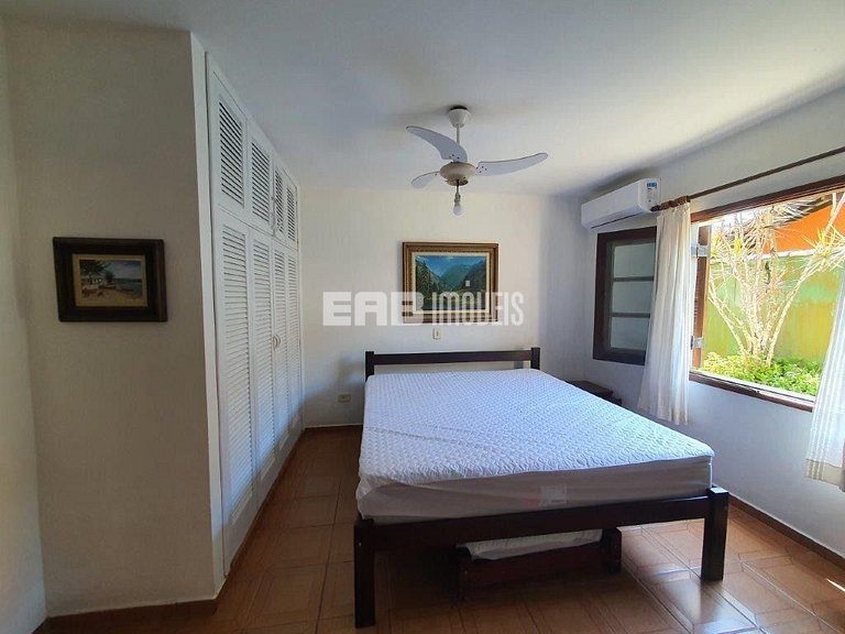 Casa com 6 dormitórios, piscina e quiosque com churrasqueira