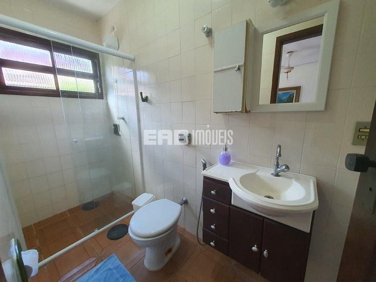 Casa com 6 dormitórios, piscina e quiosque com churrasqueira