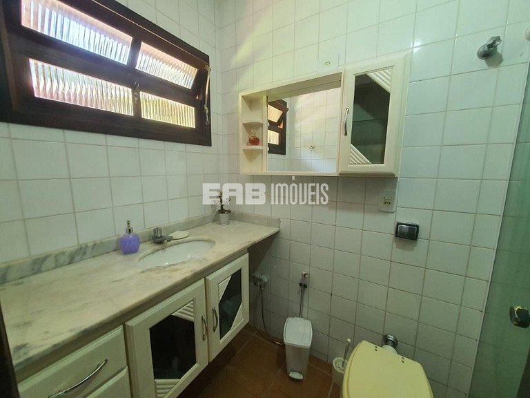 Casa com 6 dormitórios, piscina e quiosque com churrasqueira