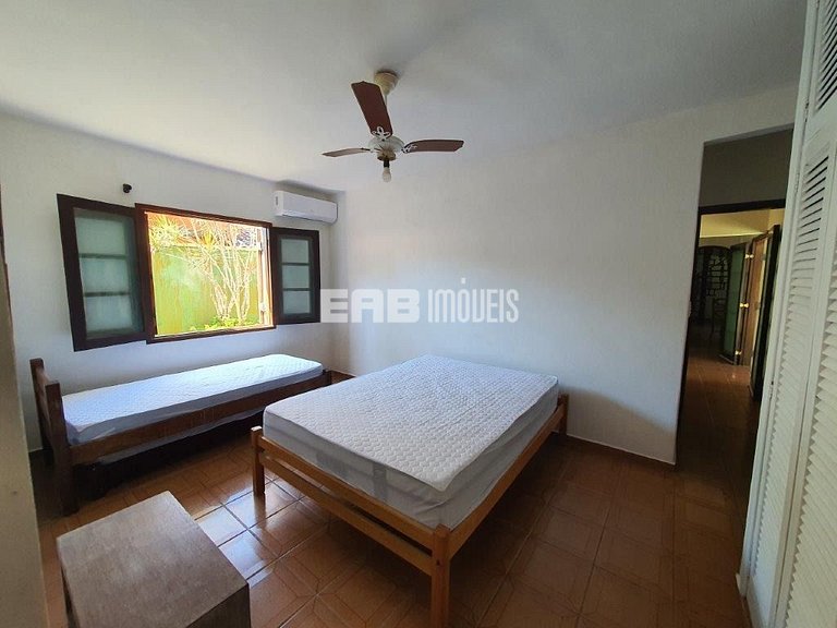 Casa com 6 dormitórios, piscina e quiosque com churrasqueira