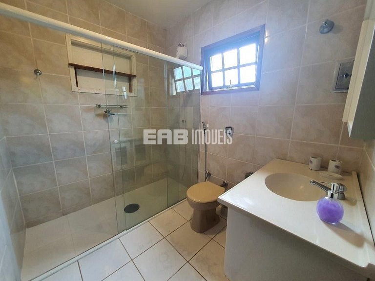 Casa com 6 dormitórios, piscina e quiosque com churrasqueira