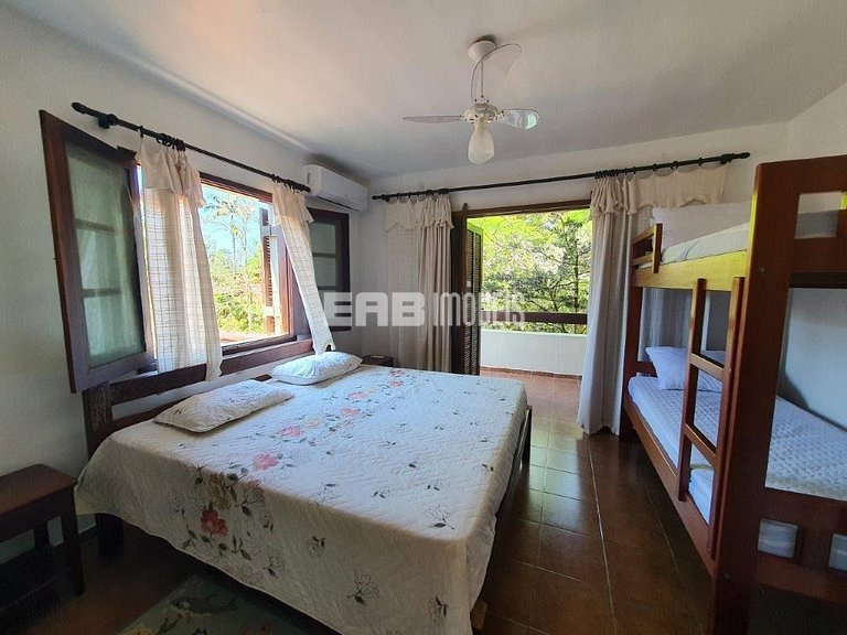 Casa com 6 dormitórios, piscina e quiosque com churrasqueira