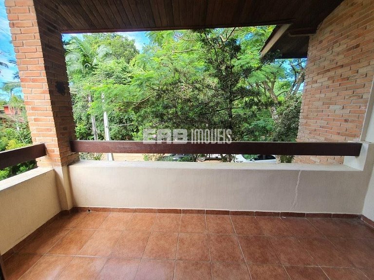 Casa com 6 dormitórios, piscina e quiosque com churrasqueira