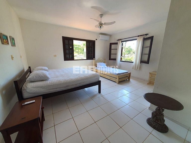 Casa com 6 dormitórios, piscina e quiosque com churrasqueira