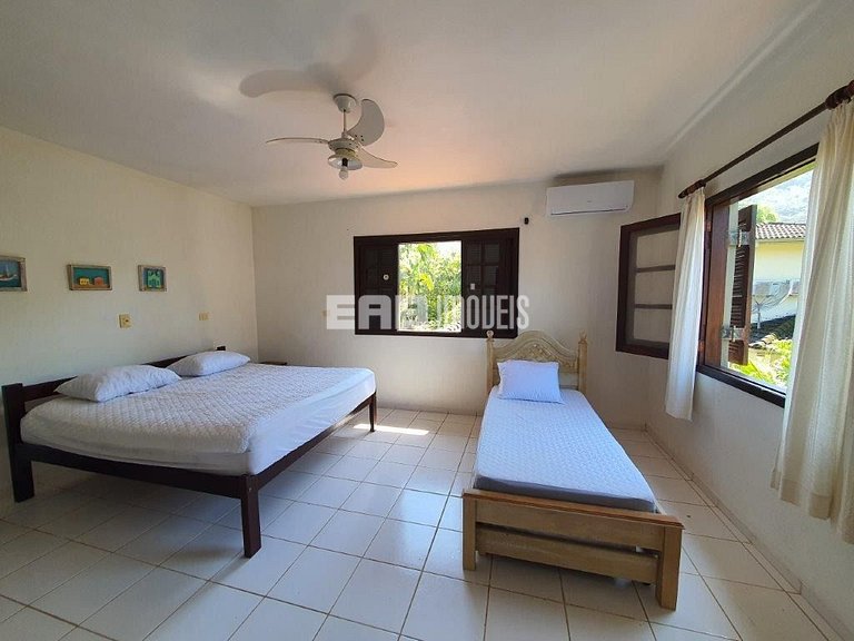 Casa com 6 dormitórios, piscina e quiosque com churrasqueira