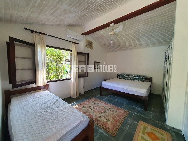 Casa com 6 dormitórios, piscina e quiosque com churrasqueira