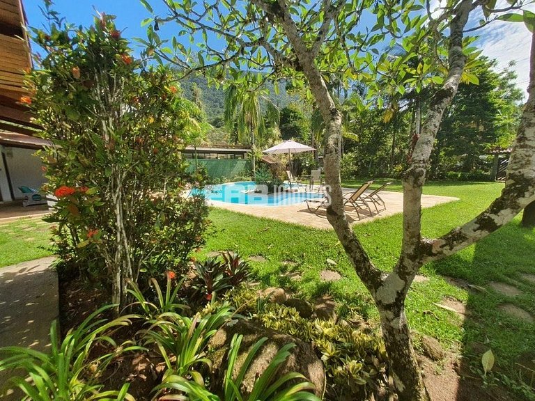 Casa com 6 dormitórios, piscina e quiosque com churrasqueira