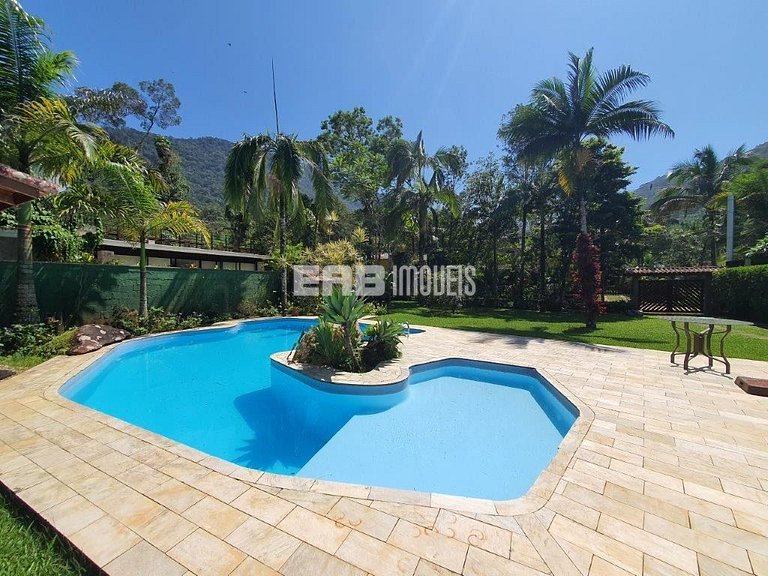 Casa com 6 dormitórios, piscina e quiosque com churrasqueira