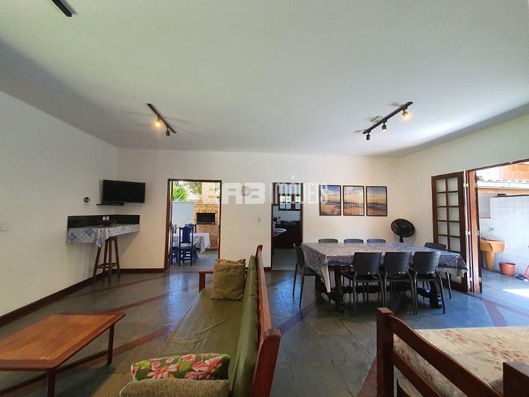 Casa para temporada a 90m do mar em Itamambuca. Acomoda 9 pe