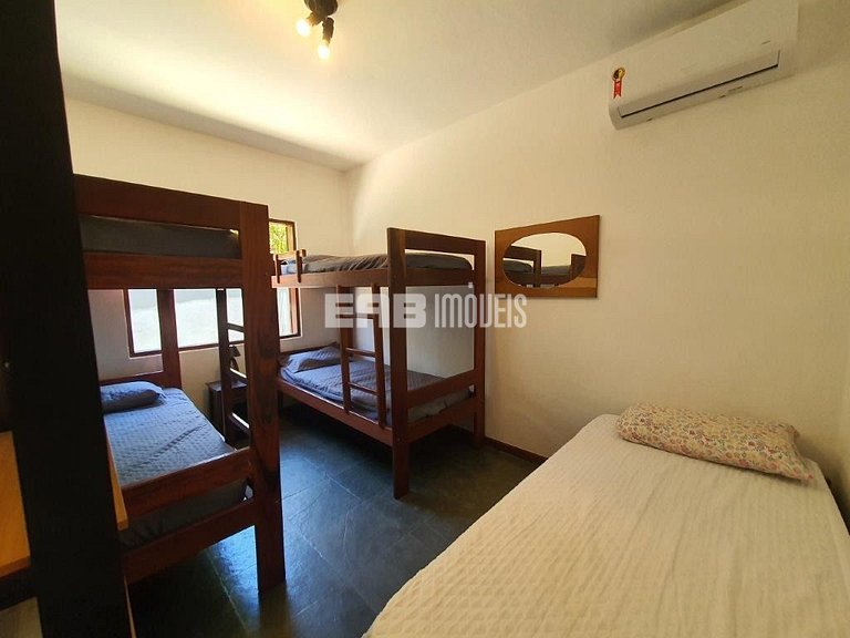 Casa para temporada a 90m do mar em Itamambuca. Acomoda 9 pe