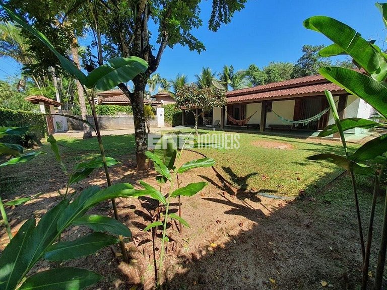 Casa para temporada a 90m do mar em Itamambuca. Acomoda 9 pe