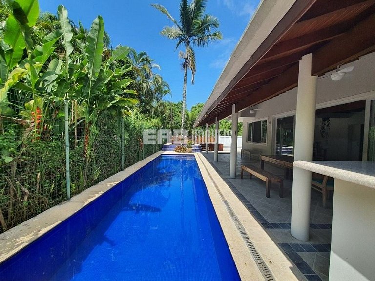 Linda casa com piscina e espaço gourmet. Acomodações para 11