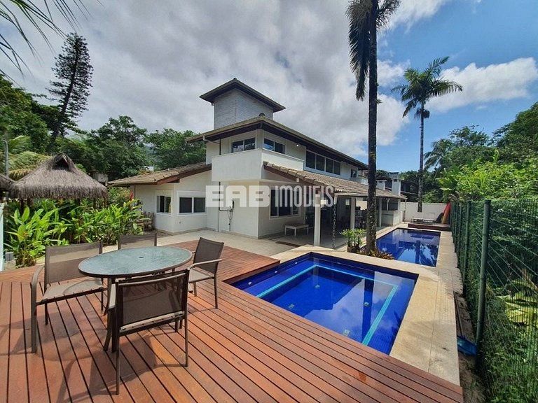 Linda casa com piscina e espaço gourmet. Acomodações para 11