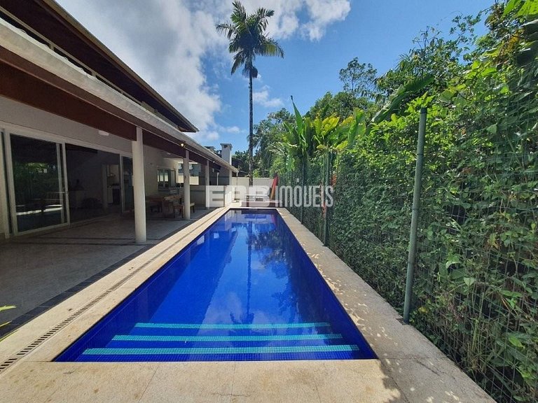 Linda casa com piscina e espaço gourmet. Acomodações para 11