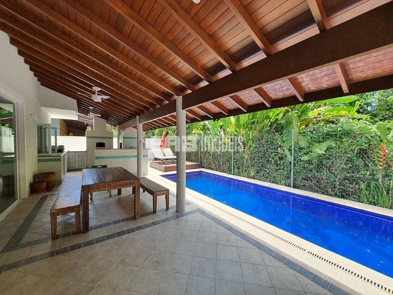 Linda casa com piscina e espaço gourmet. Acomodações para 11