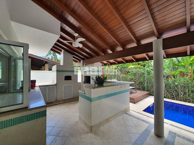 Linda casa com piscina e espaço gourmet. Acomodações para 11