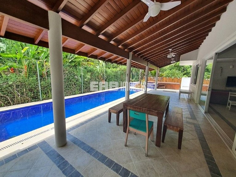 Linda casa com piscina e espaço gourmet. Acomodações para 11