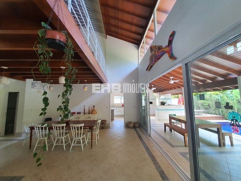 Linda casa com piscina e espaço gourmet. Acomodações para 11
