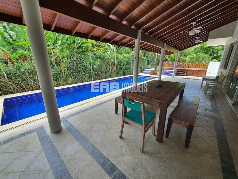 Linda casa com piscina e espaço gourmet. Acomodações para 11