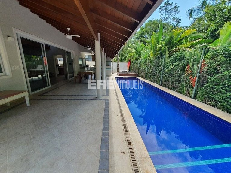 Linda casa com piscina e espaço gourmet. Acomodações para 11