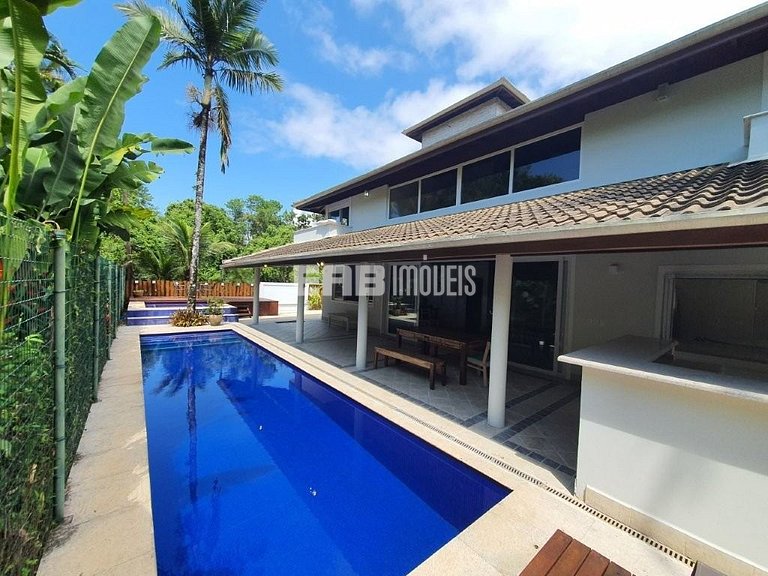 Linda casa com piscina e espaço gourmet. Acomodações para 11